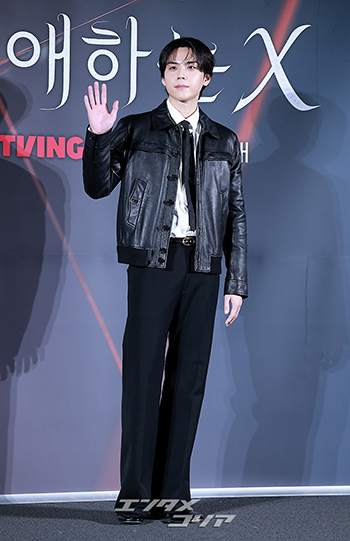 【フォト】キム・ドフン、黒でキめた正装