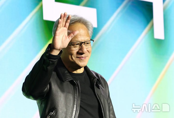 LE SSERAFIM、NVIDIAのイベントに出演…ジェンスン・フアン氏の紹介を受けステージに