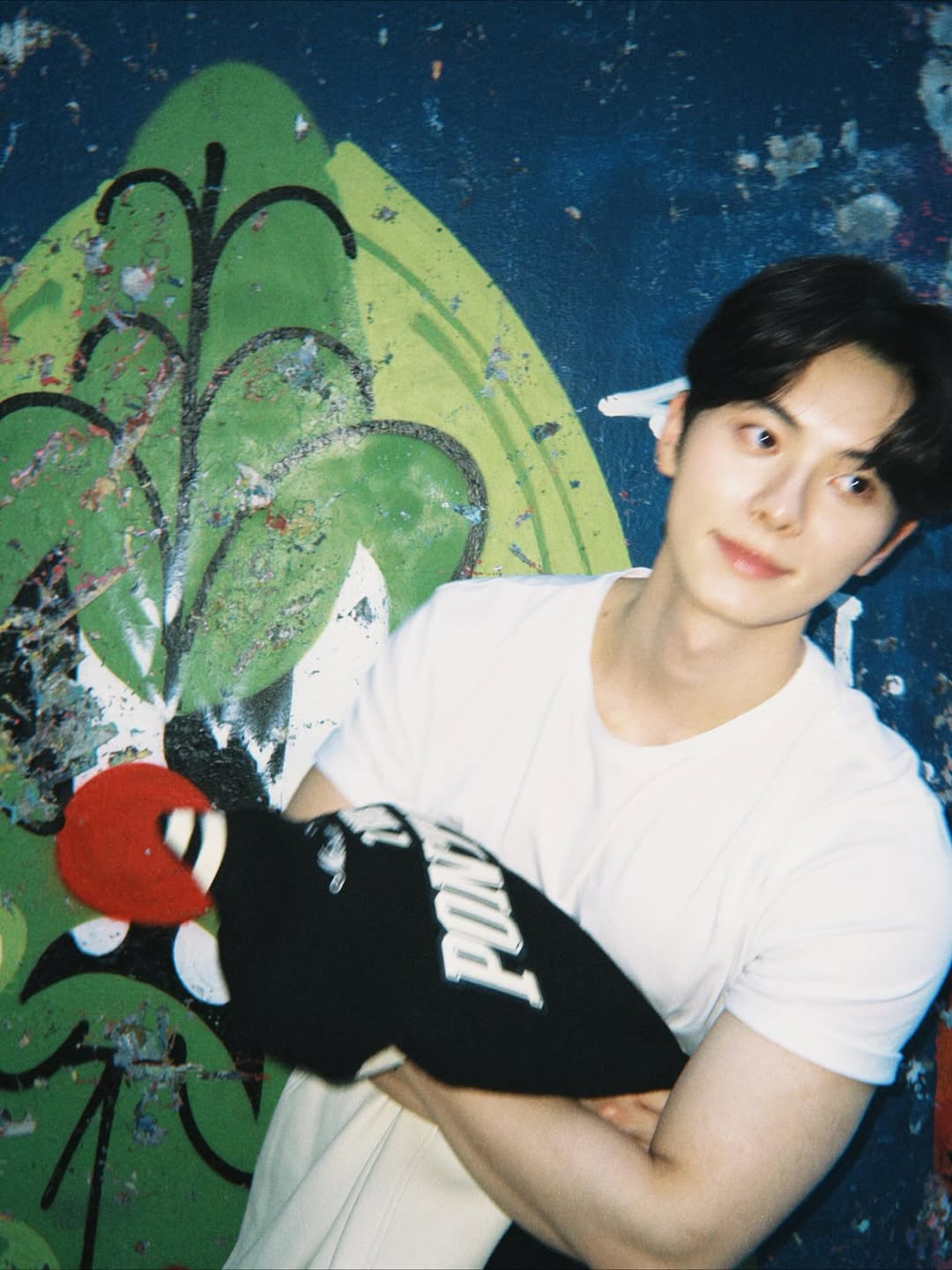 ジーンズ＆白Tシャツ姿のイ・チェミン、胸をときめかせる完ぺきスタイル