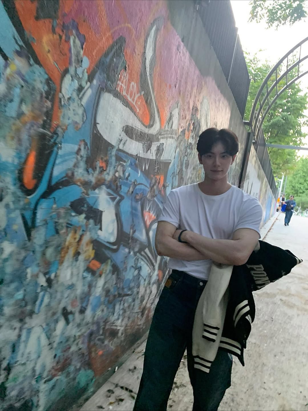 ジーンズ＆白Tシャツ姿のイ・チェミン、胸をときめかせる完ぺきスタイル