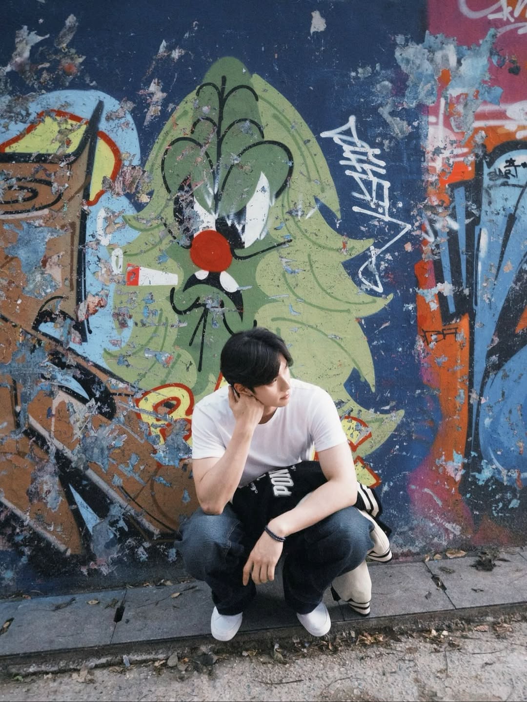 ジーンズ＆白Tシャツ姿のイ・チェミン、胸をときめかせる完ぺきスタイル