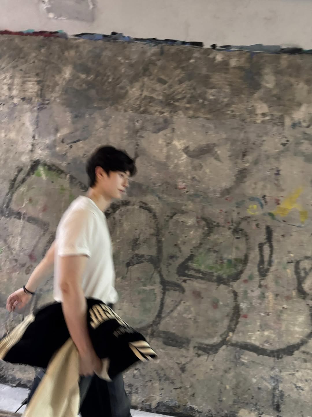 ジーンズ＆白Tシャツ姿のイ・チェミン、胸をときめかせる完ぺきスタイル