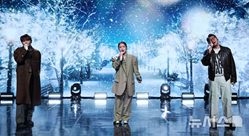 【フォト】新曲「Stay」のステージを披露するURBAN ZAKAPA