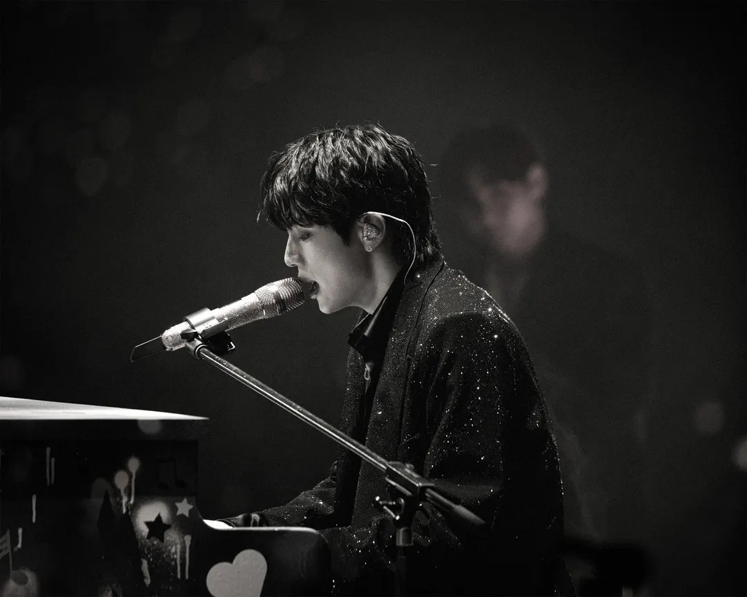 【フォト】BTSのJIN、ファンコンサートのオフショット公開…メンバーとステージ裏で仲良く過ごす様子もキャッチ