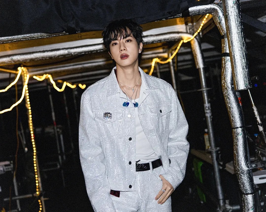 【フォト】BTSのJIN、ファンコンサートのオフショット公開…メンバーとステージ裏で仲良く過ごす様子もキャッチ