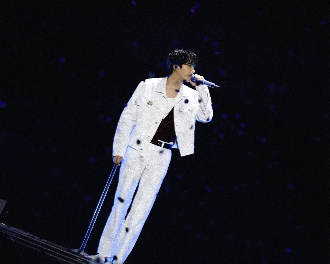 【フォト】BTSのJIN、ファンコンサートのオフショット公開…メンバーとステージ裏で仲良く過ごす様子もキャッチ