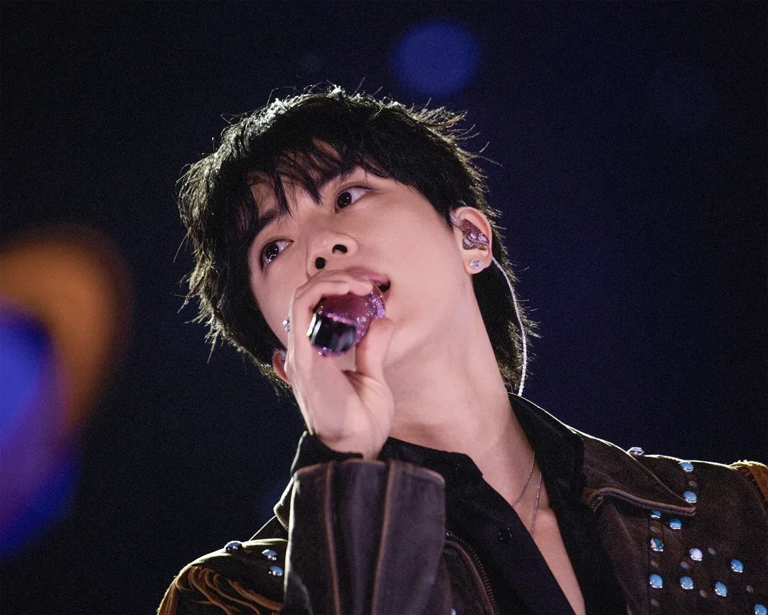 【フォト】BTSのJIN、ファンコンサートのオフショット公開…メンバーとステージ裏で仲良く過ごす様子もキャッチ