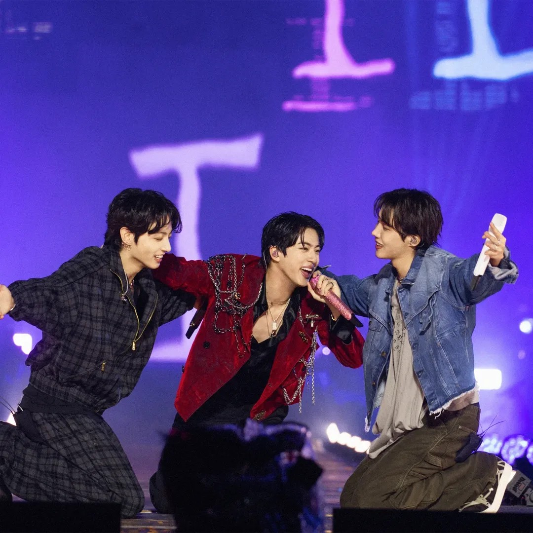 【フォト】BTSのJIN、ファンコンサートのオフショット公開…メンバーとステージ裏で仲良く過ごす様子もキャッチ