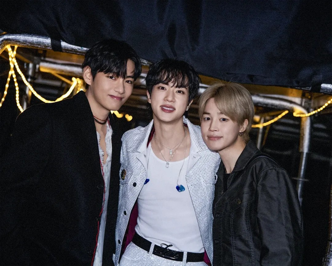 【フォト】BTSのJIN、ファンコンサートのオフショット公開…メンバーとステージ裏で仲良く過ごす様子もキャッチ