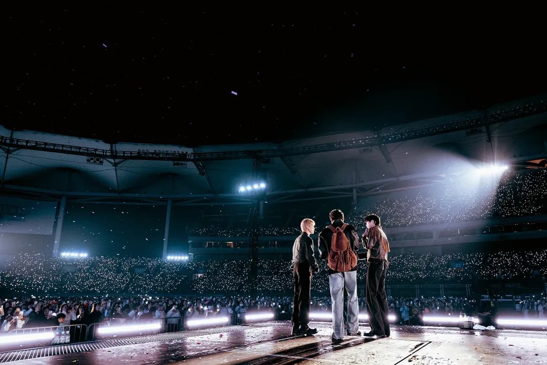 【フォト】BTSのJIN、ファンコンサートのオフショット公開…メンバーとステージ裏で仲良く過ごす様子もキャッチ