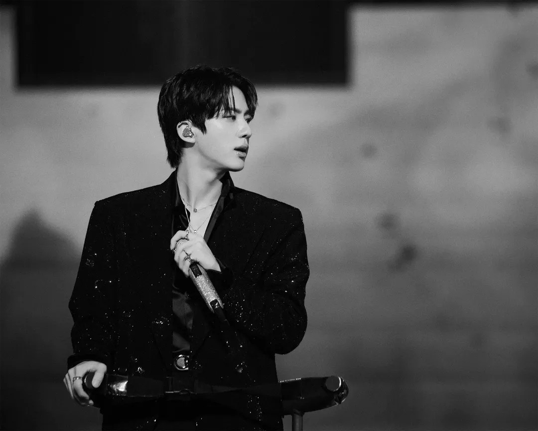 【フォト】BTSのJIN、ファンコンサートのオフショット公開…メンバーとステージ裏で仲良く過ごす様子もキャッチ