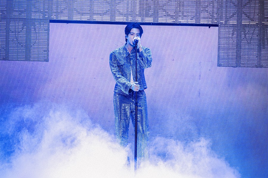 BTSのJIN、メンバーの支援受けファンコンサート・アンコール公演のフィナーレ飾る