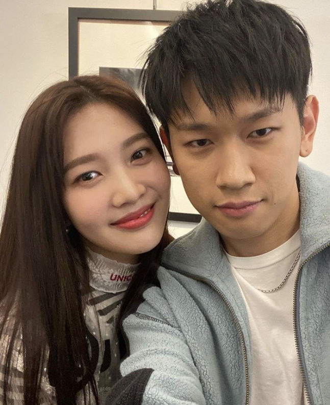 Crushが恋人Red Velvetジョイの妹の結婚式でウエディングシンガーに…交際4年目もラブラブ