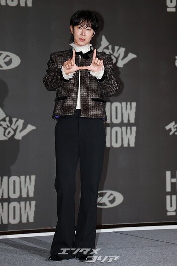 【フォト】デビュー22年目の東方神起ユンホ、相変わらずのスタイルで決めポーズ