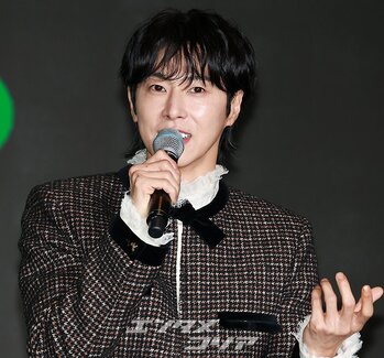 【フォト】東方神起ユンホ、「デビューから22年を経てソロフルアルバム発売…ドキドキしている」