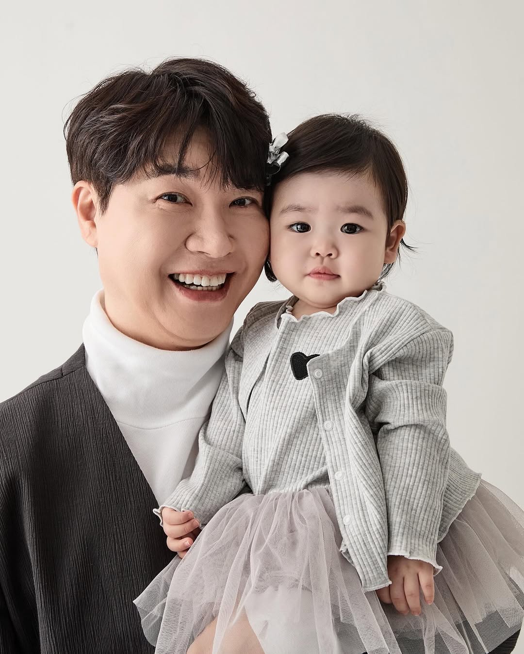 55歳パク・スホン＆1歳の娘　記念撮影オフショット…「ママそっくり」