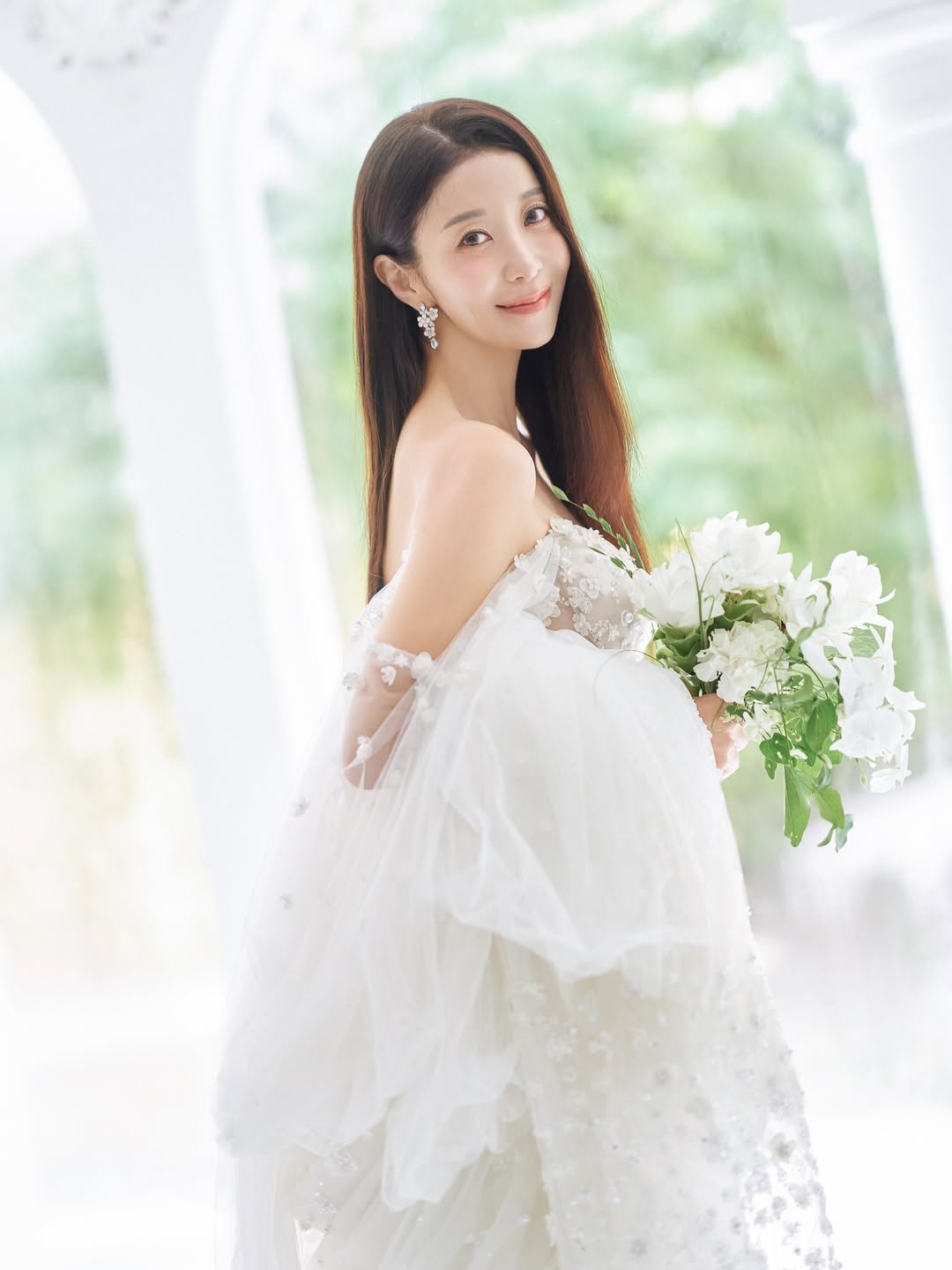 ユン・ジョンスの妻ウォン・ジンソ、まばゆいウエディングドレス姿公開　「いつも愛されている感じ」