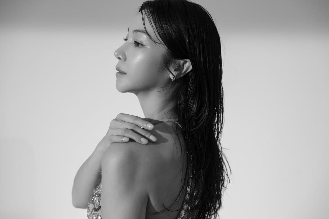 「秋の花嫁」キム・オクビン　白黒ウエディング写真に光る結婚指輪「ウエディング、リング、プロミス」