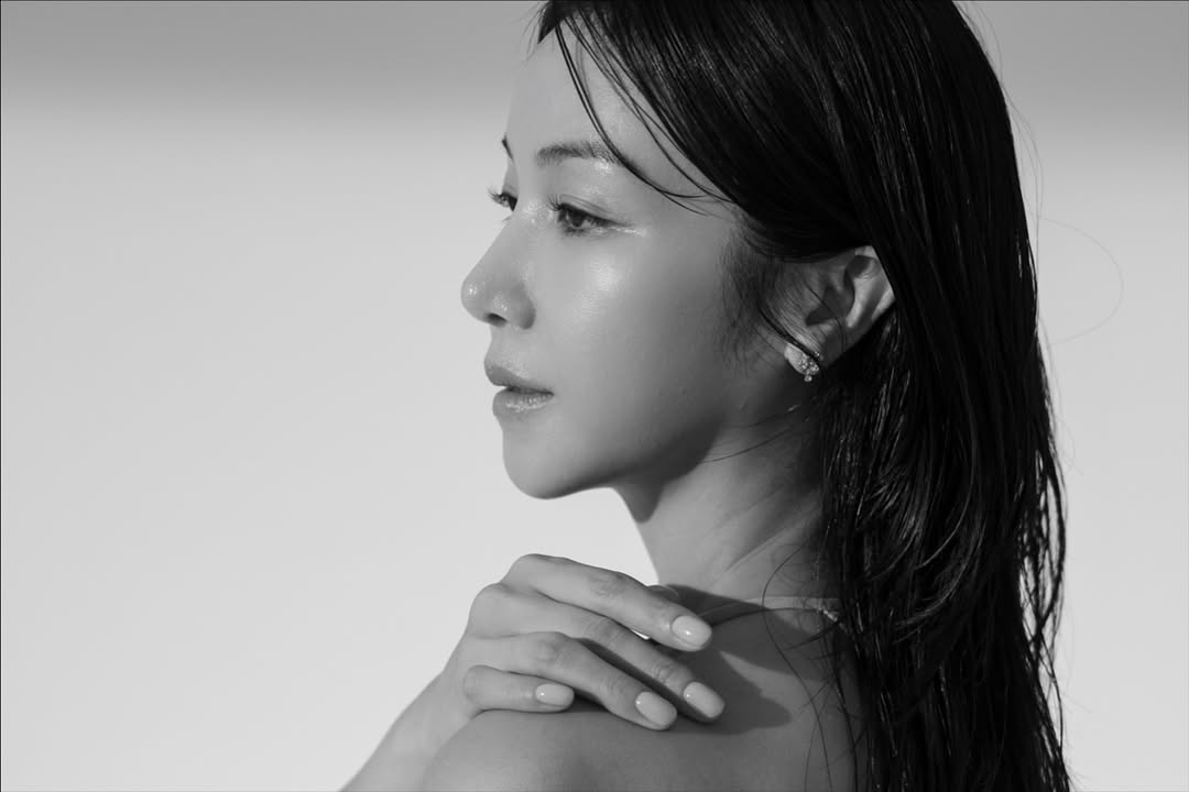 「秋の花嫁」キム・オクビン　白黒ウエディング写真に光る結婚指輪「ウエディング、リング、プロミス」