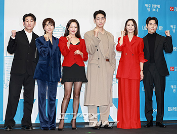 【フォト】『次の人生はないから』のキャストたち、そろって「ファイト!」