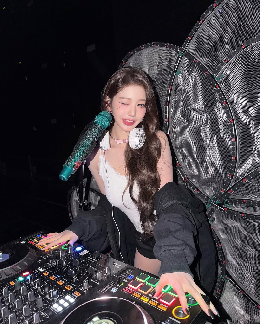 IVEウォニョンが色っぽい DJに変身、コンサートのオフショット公開