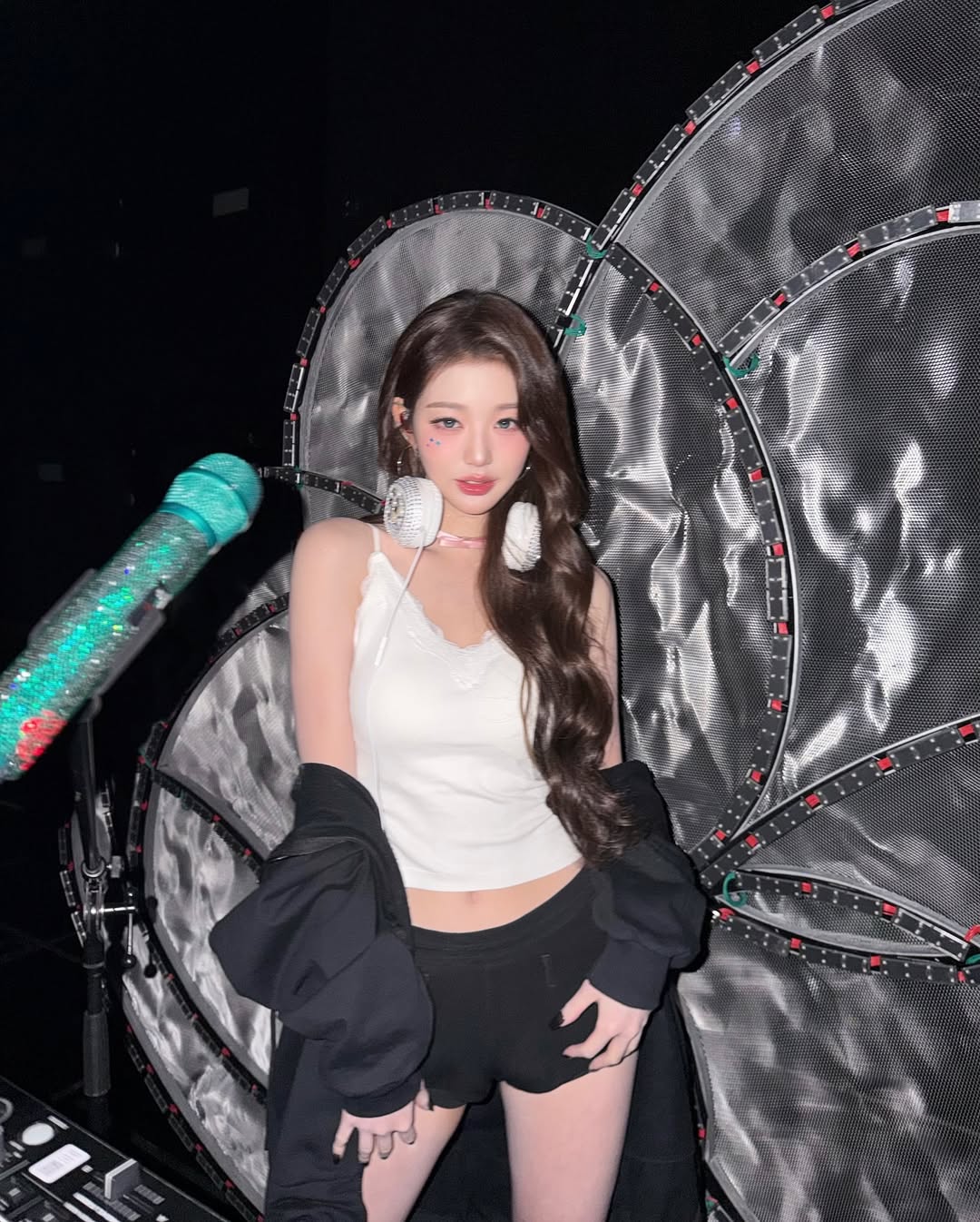 IVEウォニョンが色っぽい DJに変身、コンサートのオフショット公開