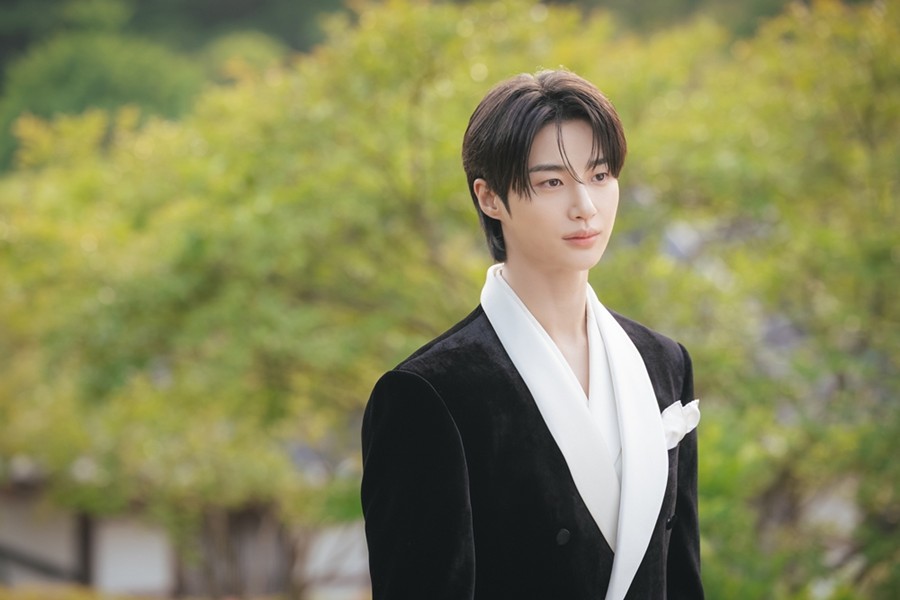 IU×ビョン・ウソク、ベールを脱いだ『21世紀の大君夫人』…これまでにない2ショット公開