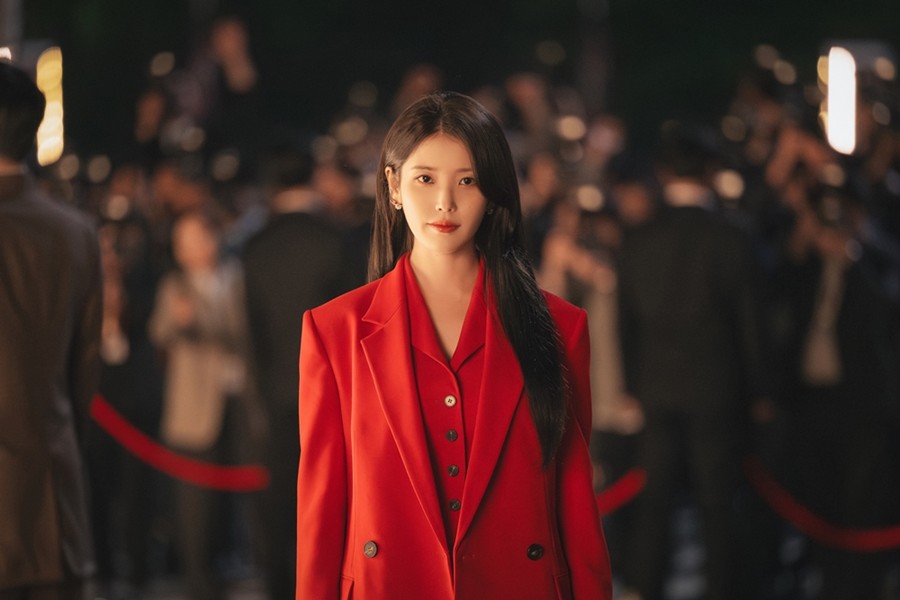 IU×ビョン・ウソク、ベールを脱いだ『21世紀の大君夫人』…これまでにない2ショット公開