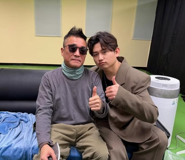 「性的暴行嫌疑なし」のキム・ゴンモ、近況報告…後輩歌手とサムズアップポーズ