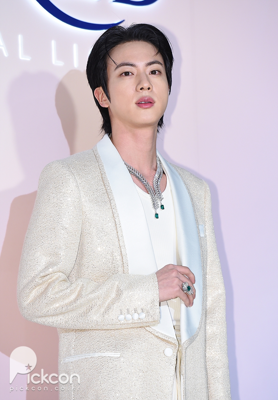 BTSのJINに無理矢理キスした日本人女性、強制わいせつ罪で在宅起訴