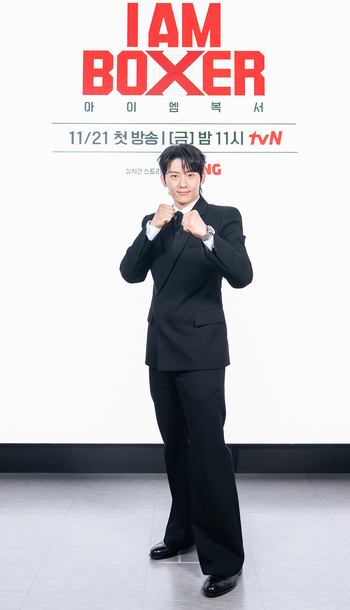 【フォト】DEX、格好よくボクシングのポーズ