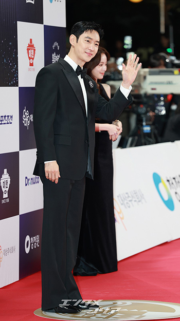 【フォト】イ・ジェフン おしゃれなタキシード姿…ファンにほっぺハート