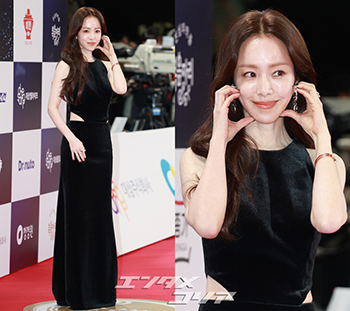 【フォト】ハン・ジミン、2年連続青龍映画賞MC…優雅なオール黒×セクシー・カットアウト・ドレス