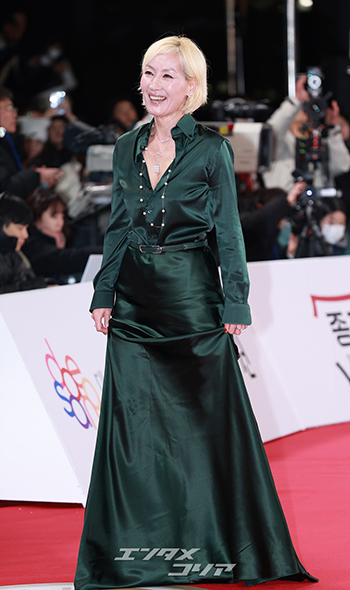【フォト】イ・ヘヨン、深緑のドレスでオーラぷんぷん=青龍映画賞