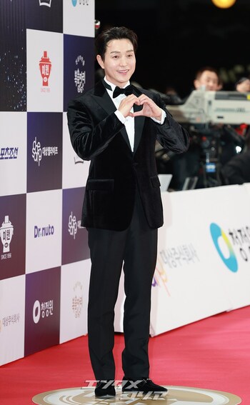 【フォト】チョン・ソンイル、「美中年」のタキシード姿=青龍映画賞