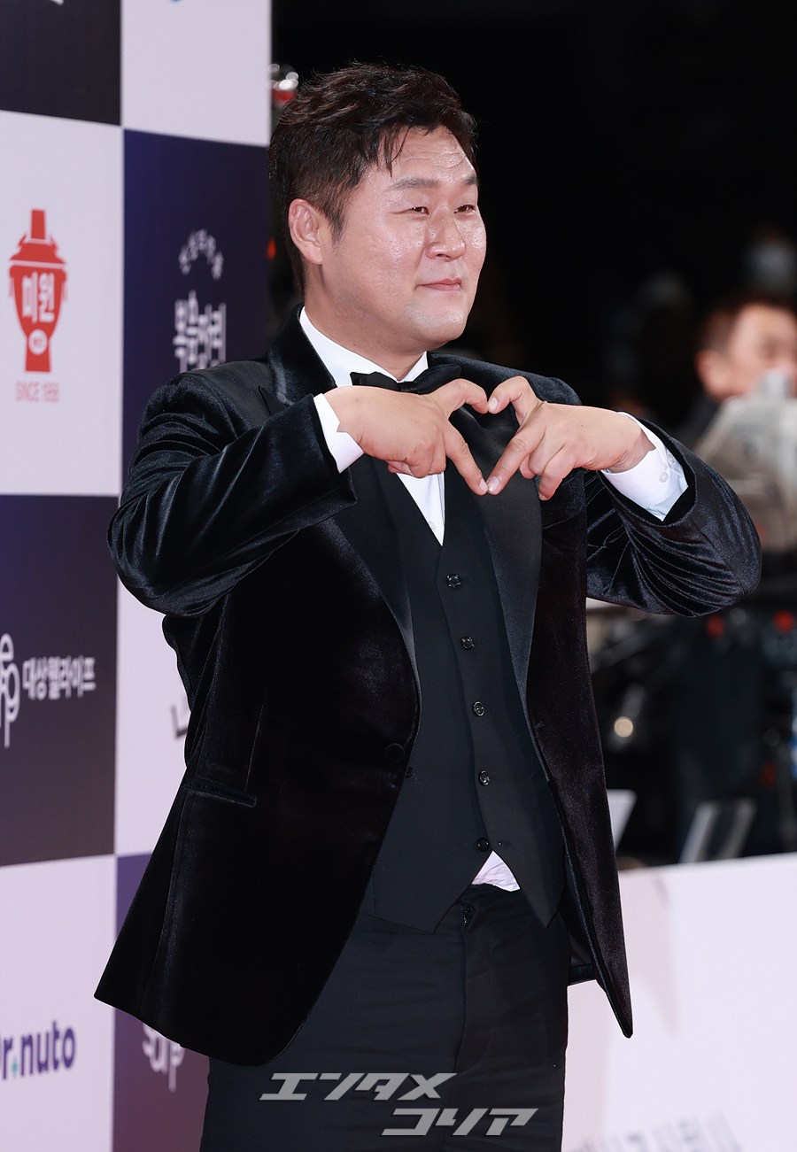 【フォト】ユン・ギョンホ、きょうはジェントルに＝青龍映画賞