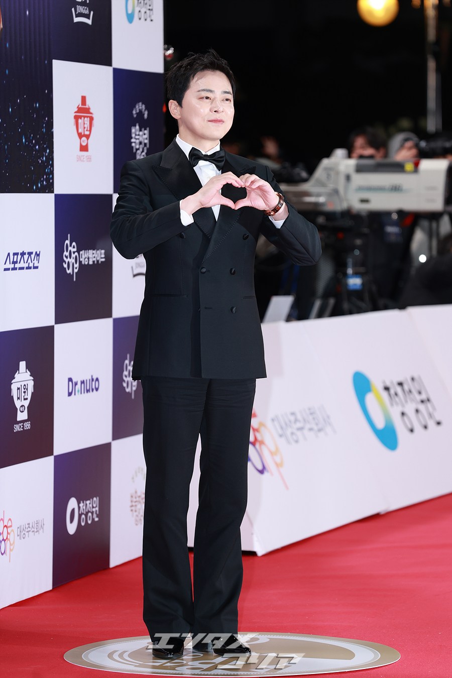 【フォト】チョ・ジョンソク、ボウタイ姿がダンディ＝青龍映画賞