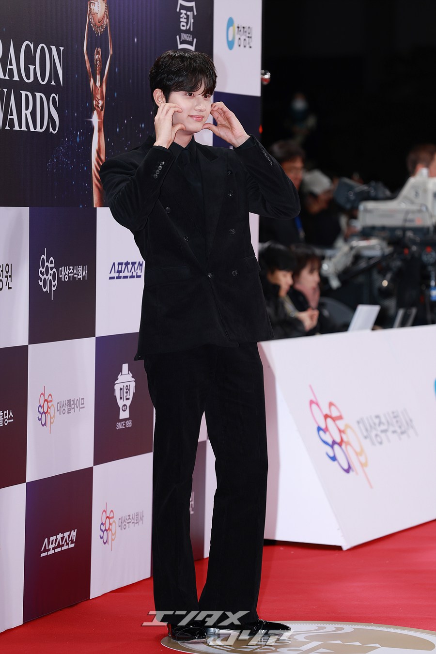 【フォト】キム・ジェウォン、オールブラック・スーツがおしゃれ＝青龍映画賞