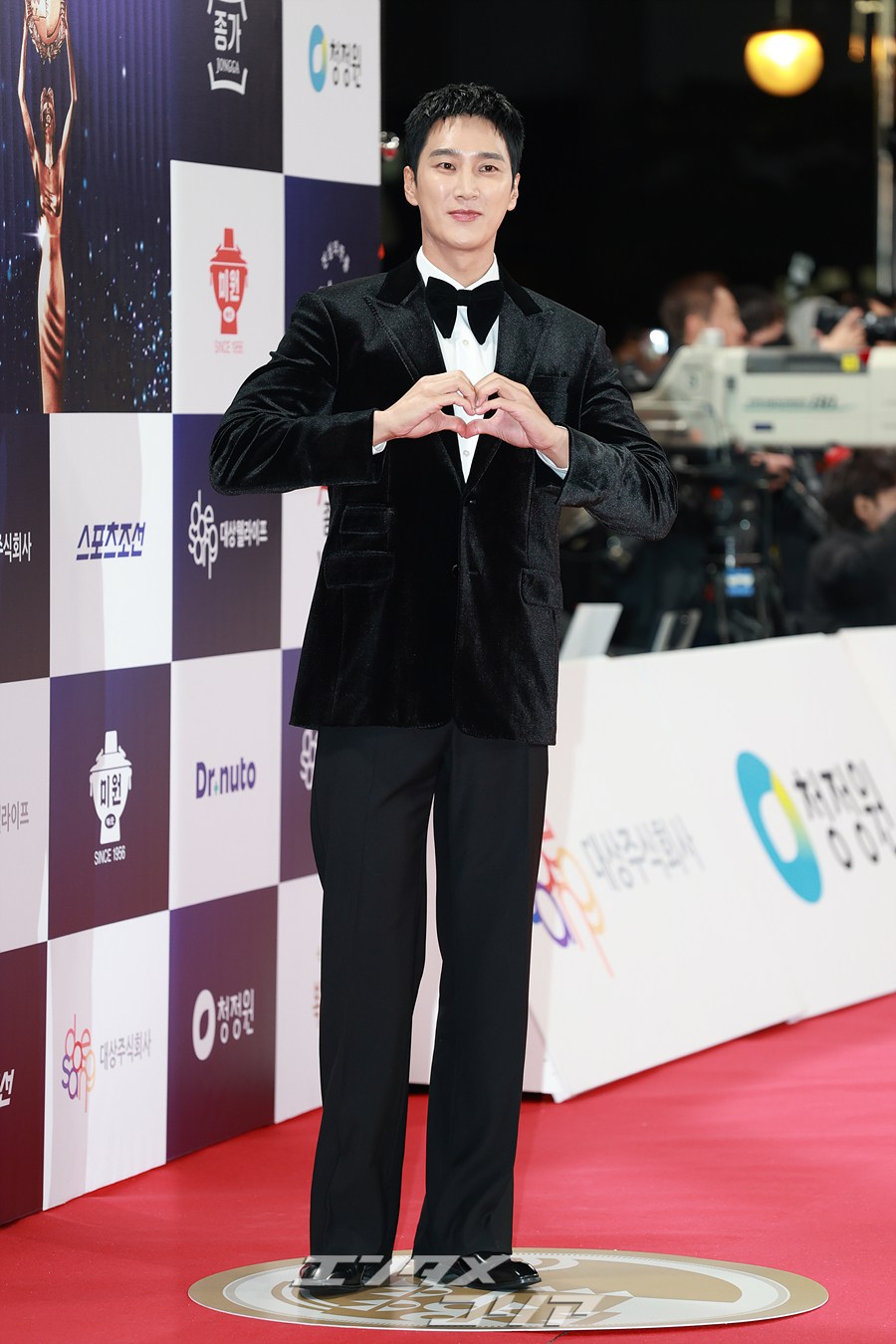 【フォト】新人男優賞アン・ボヒョン、完ぺきなタキシード姿＝青龍映画賞