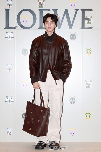 【フォト】白肌のソン・ガン、愛らしいハートのポーズ…女心を刺激するビジュアル