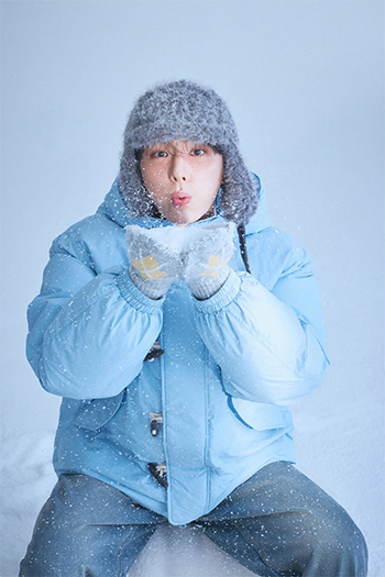 【フォト】MONSTA Xキヒョン、雪遊びするさわやかな少年