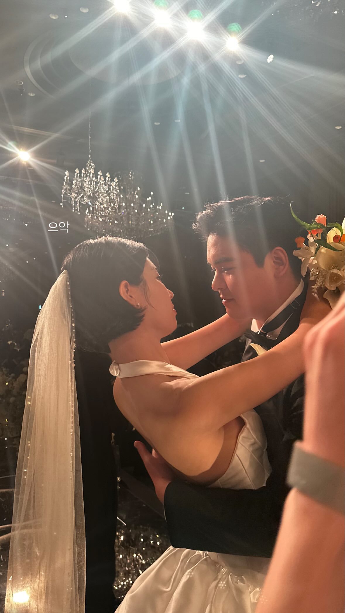 【フォト】7年間の交際経て結婚したイ・ジャンウ＆チョ・ヘウォン　俳優仲間＆友人らが結婚式写真シェア