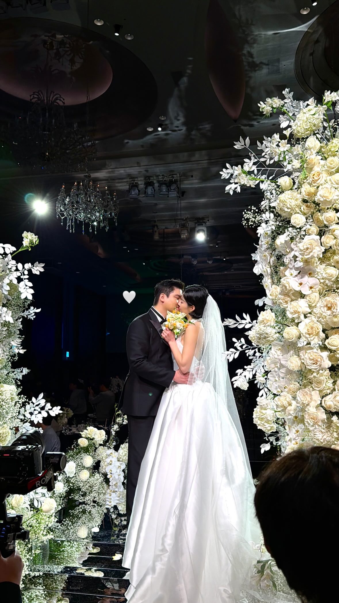 【フォト】7年間の交際経て結婚したイ・ジャンウ＆チョ・ヘウォン　俳優仲間＆友人らが結婚式写真シェア