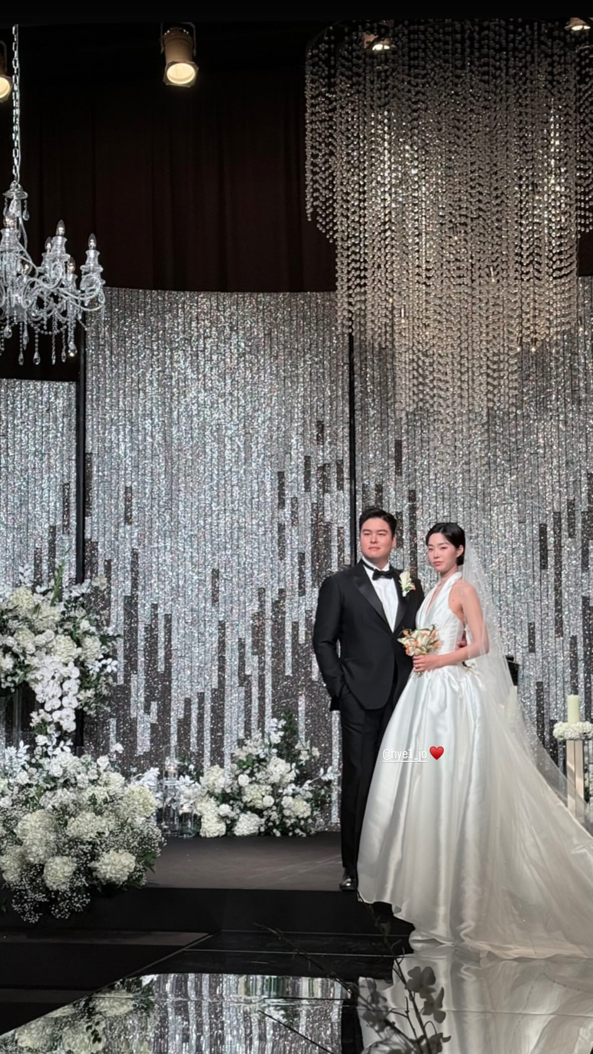 【フォト】7年間の交際経て結婚したイ・ジャンウ＆チョ・ヘウォン　俳優仲間＆友人らが結婚式写真シェア