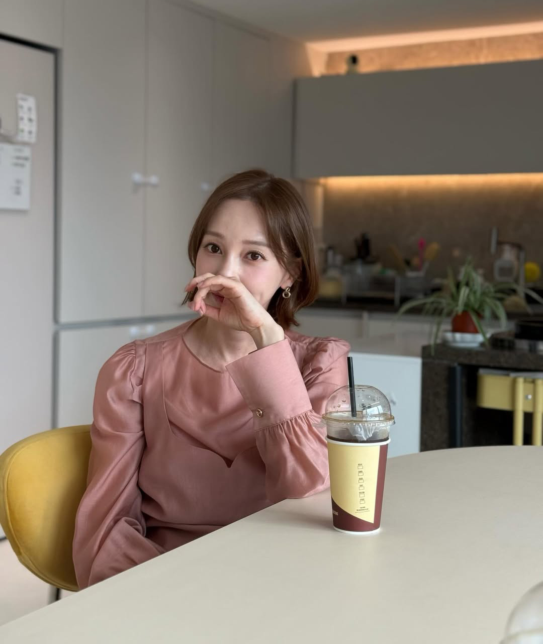 アユミ、ショートボブに変身し一段とラブリー…「髪を染めに行ってバッサリ」