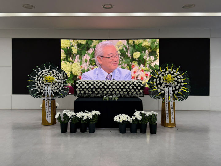 イ・スンギ、結婚式で主礼を依頼したイ・スンジェさんの死悼む　「妻とお見舞いに…今でもはっきり覚えている」