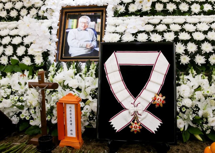 【フォト】イ・スンジェさんの殯所に届けられた金冠文化勲章