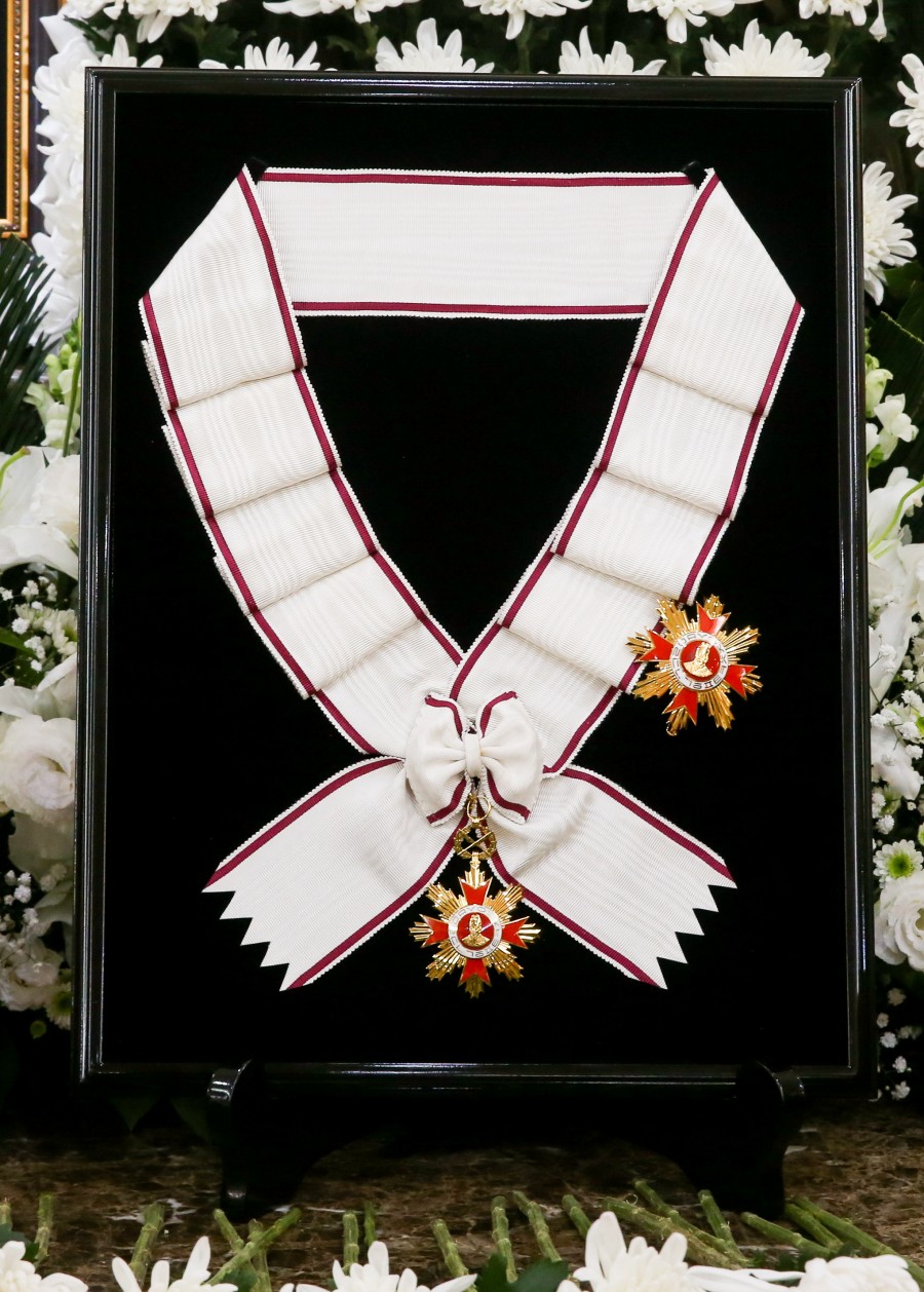 【フォト】イ・スンジェさんの殯所に届けられた金冠文化勲章