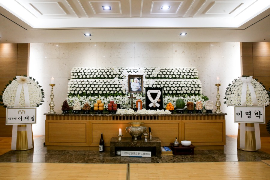 【フォト】イ・スンジェさんの殯所に届けられた金冠文化勲章