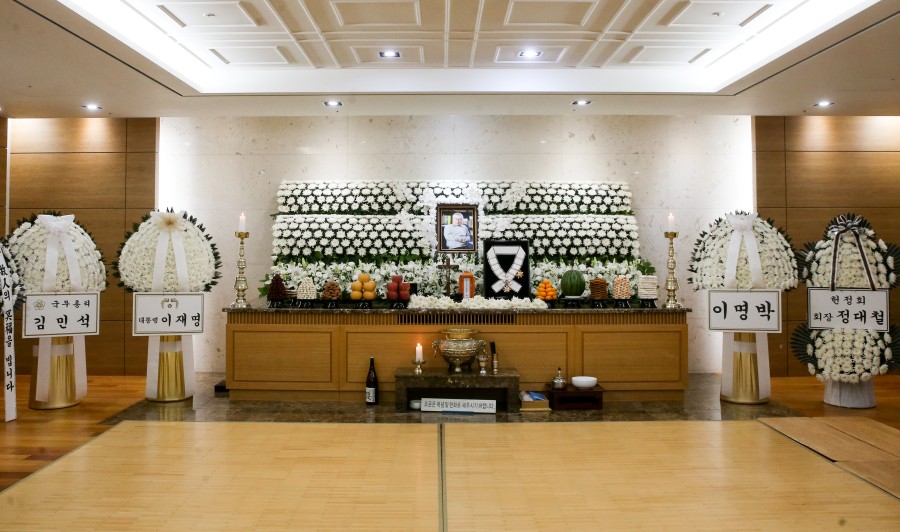 【フォト】イ・スンジェさんの殯所に届けられた金冠文化勲章